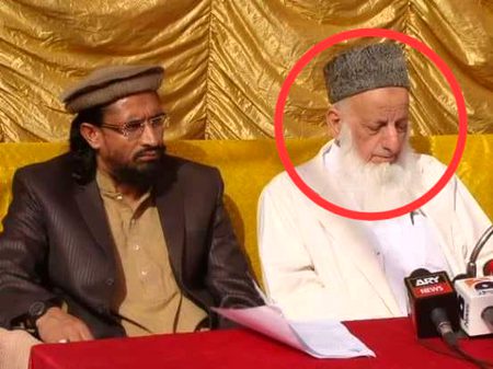 ایک اور ستارہ کہکشاں ہوگیا....!
صدر وفاق المدارس العربیہ پاکستان شیخ الحدیث حضرت اقدس مولانا عبد الرزاق اسکندر دار فانی چھوڑ گۓ ہیں
إِنَّا لِلّهِ وَإِنَّـا إِلَيْهِ رَاجِعونَ....!