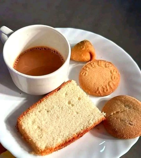 تیرے انتظار میں چائے بھی آدھی ہو گئی،
اور تھوڑا سا کیک بھی یونہی پڑا رہ گیا۔
بسکٹ کی مٹھاس بھی جیسے خاموش ہو گئی،
ہر نوالہ تیرا نام لے کر ٹھہر گیا۔
وقت کی گھڑی چلتی رہی اپنی رفتار سے،
مگر دل وہیں رک کر تجھے ڈھونڈتا رہ گیا۔
ایک کپ چائے، تھوڑی سی تنہائی،
اور میرا دل… بس تیرا انتظار کرتا رہ گیا