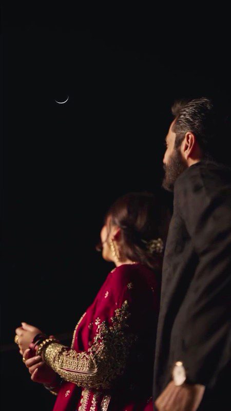 چناؤ اُس شخص کا کرو
جو تمہارے بگڑے موسم کو برداشت کر سکے
تمہارے اندر کے طوفان کو سمجھے
جو جانتا ہو کہ تمہاری تلخی تمہاری فطرت نہیں
بلکہ وقتی تھکن ہے
جو یہ سمجھے
کہ تمہارا اداس ہونا ضد نہیں
اور تمہاری شکایتیں محض لڑائی کی خواہش نہیں
بلکہ محبت کا ایک طریقہ ہے
اصل ساتھ وہی ہوتا ہے
جو تمہیں تمہارے ہر حال میں سمجھے
نہ کہ صرف تمہارے اچھے لمحوں میں تمھارے ساتھ ہو 🥀