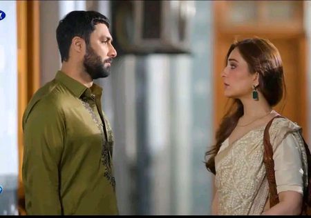 سانول یار پیا
حالیہ قسط کو عوام کی طرف سے بہت سراہا گیا۔ حالانکہ ایک شادی شدہ خوش حال عورت کی طرف سے اپنے خوبصورت ، مالی طور پہ مضبوط ، اچھے گھر اور گاڑی کے باوجود سانول کو آفر کی گئی کہ کیا وہ دوبارہ اہم ہو سکتی ہے اور یہ سب میٹھے شہد میں لپیٹ کر ایسے دکھایا گیا کہ لوگوں کو اچھا لگے ۔ 
شادی شدہ ہوتے ہوئے بھی منہ اٹھا کر ڈبو سنٹر آرہی ہے جوان غیر محرم مرد کے کپڑے سمیت رہی ۔ 
یہ کیا ہے بھئی
جیسے مرد پرانی محبت نہیں بھولتے اس ڈرامے میں تو یہ دکھایا گیا کہ عورتوں کو بھی پرانے عاشقوں سے تعلق بحال کرنے چاہیے۔