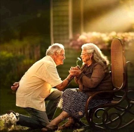 ہم ایک ساتھ سجتے ہیں
ہم ایک تصویر بنوائیں گے
تم تھام کے رکھنا میرا ہاتھ
ہم ایک سنگ مسکرائیں گے