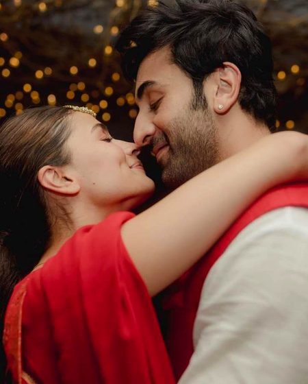 " کسی کو طلب مار گئی ہماری🥀
کوئی ہمیں پا کر بھی خوش نہ رہ سکا۔🔥 Mahii 💔