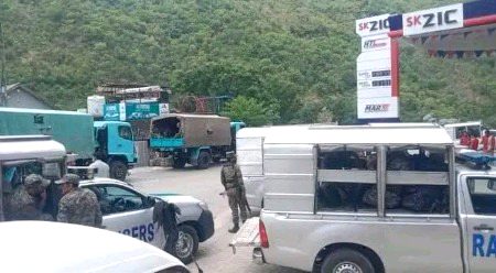 نااہل حکومت کے نااہل فیصلے رینجرز کو بلا لیا بجائے اس کے کہ عوام کے 
مطالبات مانیں معملات کو حل کریں 
عوام متحد رہیں بڑھے چلو انشاءاللہ کامیابی آپکے قدم چومے گی 
✌🏻✌🏻