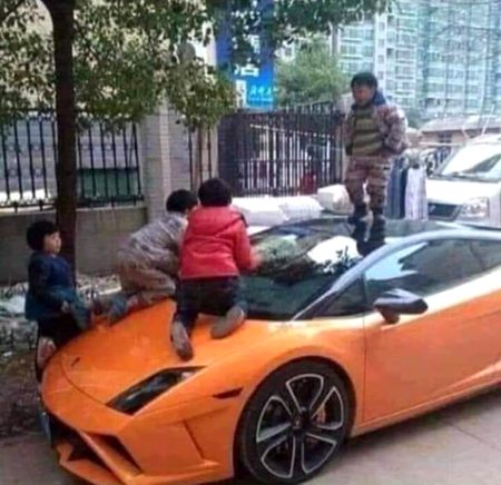 ''میں نے بچوں کے چہرے میں خُوشی کے آثار دیکھے اور کار کے اوپر چڑھ کر جمپ لگا لگا کر کھیلنے کی اِجازت دے دی، اور بچے اِتنے خُوش تھے کہ میں بیان نہیں کر سکتا، حالانکہ نہ تو بچے میرے تھے نہ ہی گاڑی''