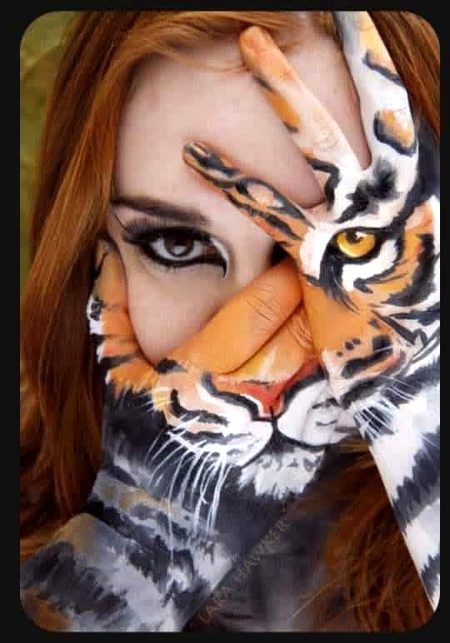 اتنی خود پسند ہوں کہ
خود کو بھی اپنے مقابلے میں نہیں رکھتی
آپ رحمدلی کی امید نا کرئیے گا 
میں تسلی تک نہیں دیتی
اپنے ساتھ رہنے کی التجا نہیں کرتی 
جو ٹھر جائے
اُسے پھر میں دھوکے میں نہیں رکھتی
ساری خامیاں بتادیتی ہوں 
روکنے والے کو سب نقصان سمجھا دیتی ہوں
آپ یہ سفارشوں کی اپیل نا کریں 
میں ہمدردی کو بُھلا چکی ہوں
محبت سے کوئی واسطہ نہیں پالتی 
اگر تم پھر بھی محبت کر بیٹھے ہو 
تو بتاؤ میں تمہاری فاتحہ کا 
انتظام کروا دیتی ہوں..