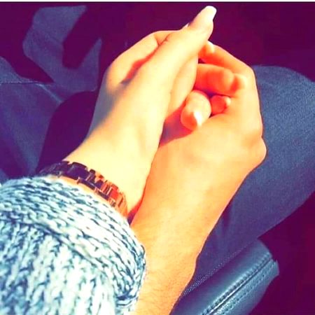 بہا ریں ساری میں اوروں کو با نٹ دو ں گامگر جو تجھ کو چھُو کر گزریں وہ ہو ائیں میری ہیں۔