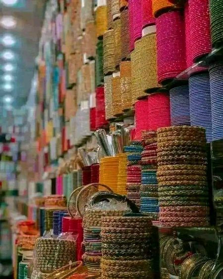 میں چوڑیوں کی شوقین لڑکی 💕💕✨😍
 رنگ برنگے لوگوں پر نہیں مرتی 💞✨🙈😍
#NosheEn is Best👑