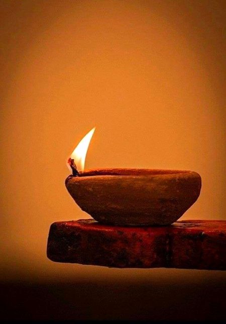 چلو چھوڑوں محبت کو یادوں کو جھوٹے مسکرانے کے عادی ہوجائیں۔!!
وہ سو رہیں ہونگے ہمیں بھولیں سکون سے انھیں بھولے ہم بھی اور سوجائیں۔🔥 Mahii 💔