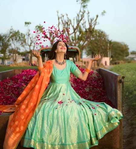 تم کہتی ہو 🥀
میں کرتا ہوں اداس باتیں 
چلو آج یہ رسم توڑ دیتا ہوں 
تم خوشیاں لے آؤ 
میں یہ اداسیاں چھوڑ دیتا ہوں 
سنو....!!!! 
خوشیاں جو لاؤ تو پوری لانا 
آدھی ادھوری تو میں چھوڑ دیتا ہوں۔🔥 Mahii 💔