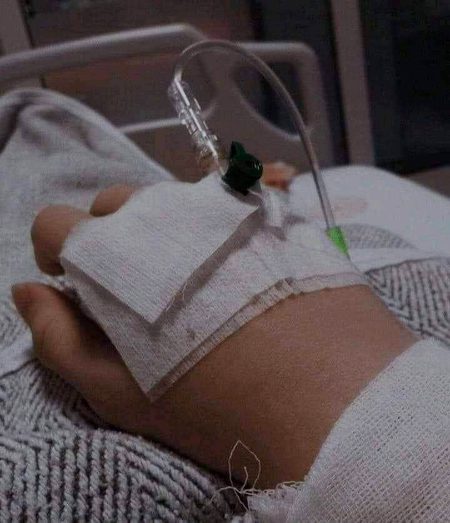 تم جو ایک بار پوچھ لو کے کیسے ہو🥀 
*گھر میں رکھی ساری دوائیای پھینک دوں🥀
*اک افسانہ تیری بیوفائی کا🔥 Mahii 💔