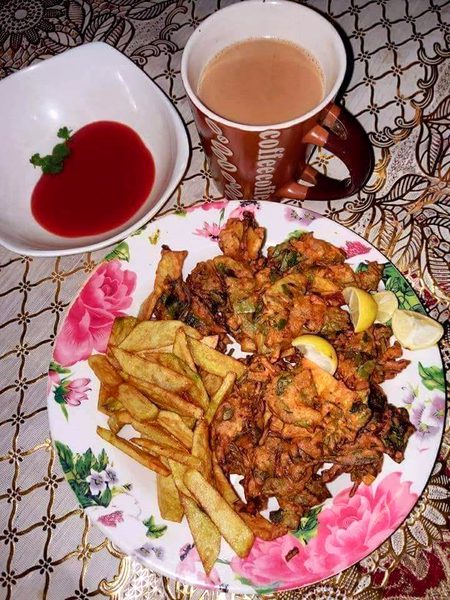 بارش، چائے aur پکوڑے 
زندگی اس کے سوا اور ہے ہی کی