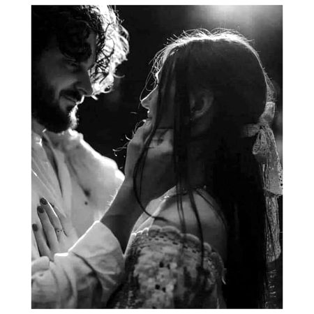 "یعنی کہ تمہیں مجھ سے محبت ہے؟"
(اس نے حیرانی سے پوچھا)
"نہیں میں نے ایسا تو نہیں کہا"🙄
"تو پھر عادت ہے؟"
"نہیں اب میں نے یہ بھی نہیں کہا"🙃
"تو پھر وہ کیا ہے جو تمہیں میرے علاوہ کچھ سوچنے نہیں دیتا؟
(اس نے ذرا مزید حیرانی سے مجھ سے پوچھا)✨
"میسر ہوتے تو عادت ہوتی نا، حاصل ہوتے تو محبت ہوتی، مجھے بس آپکی چاہت ہے اور یہ چاہت کب عشق میں بدلی پتہ ہی نہیں چلا"🥰
(وہ بس مجھے دیکھتا ره گیا)🖤
