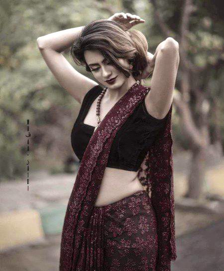 اگر نظارہ ھے گوارا ،، خستہ حالوں کا، تو آؤ کھول دیں جوڑا تمھارے...
بالوں کا۔
