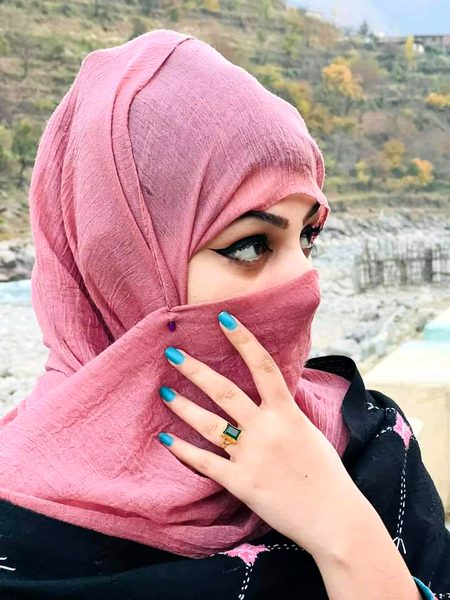 اُن کی آنکھوں نے سہولت ہی نہیں دی ورنہ🥀
کتنا آسان تھا کہنا کہ انھیں چاہتے ہیں🔥 Mahii 💔