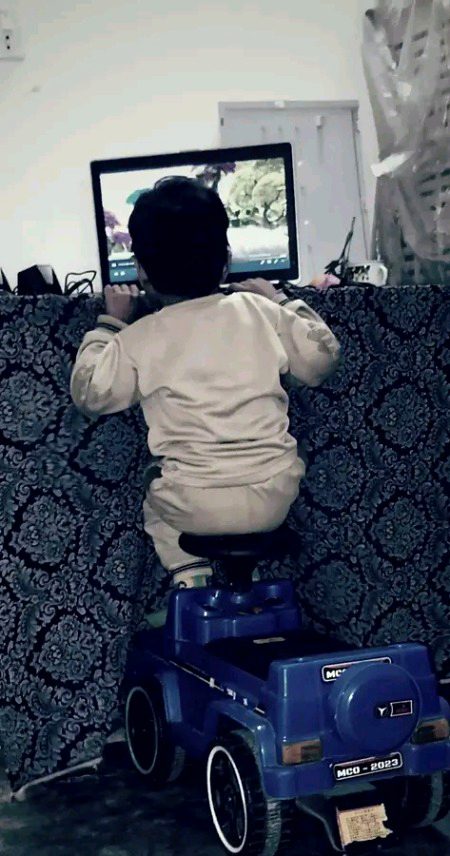 اِک مسٸلہ ھے سارے گھرانوں میں مُشترک
ہر گھر میں ایک فرد ھے ؛ ٹیڑھے مِزاج کا...!🖤