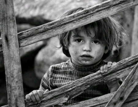 چہرہ بتا رہا تھا کہ مارا ہے بھوک نے
سب لوگ کہہ رہے تھے کہ کچھ کھا کے مرگیا💔