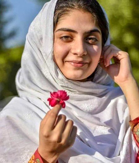 تو نہیں تھا ! مگر یہ دلاسہ ضروری تھا میرے لیے
تو یہیں ہے ! میں خود کو بتاتی رہی ! مسکراتی رہی🖤