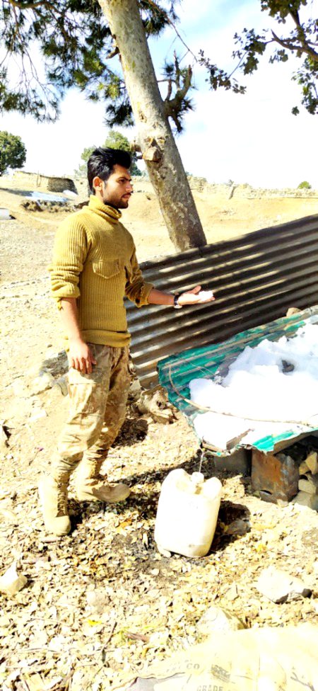 یہ میں ہوں 🙈 
یہ میری پوسٹ ہے✌
اور یہ میری دلہن پوسٹ پڑھ رہی ہے🙈😍😜