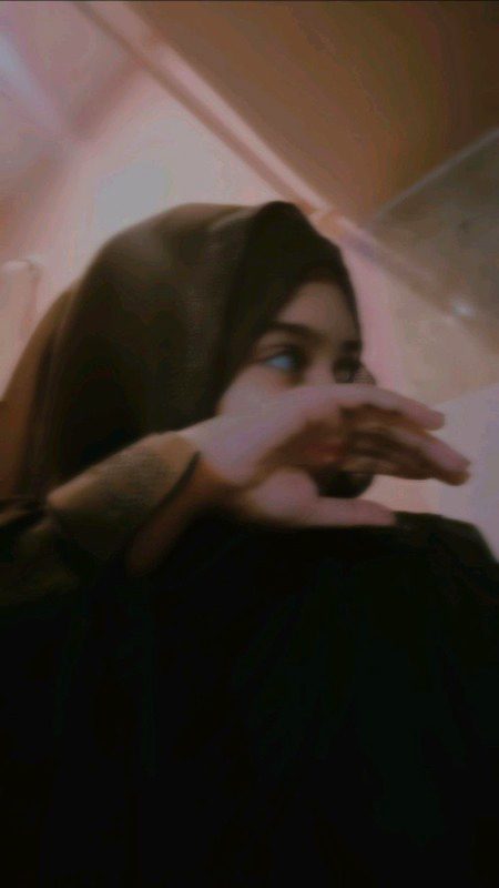 انسان کی زندگی میں بعض عادتیں، تعلقات یا خیالات ایسے ہوتے ہیں جو آہستہ آہستہ دل اور روح کو کمزور کرتے رہتے ہیں۔
ہمیں معلوم بھی ہوتا ہے کہ یہ چیز ہمارے سکون کو ختم کر رہی ہے، ہماری توانائی لے رہی ہے، مگر پھر بھی ہم اسے چھوڑ نہیں پاتے۔
کبھی یہ کسی غلط عادت کی شکل میں ہوتا ہے، کبھی کسی ایسے تعلق کی صورت میں جو دل کو تکلیف دیتا رہتا ہے، اور کبھی یہ منفی سوچوں کی صورت میں ہمارے اندر گھر کر لیتا ہے۔
ایسے  انسان کو اپنے آپ سے سچ بولنا پڑے گا اور یہ ماننا پڑے گا کہ جو چیز اس کے سکون کو کھا رہی ہے، اسے بدلنا ضروری ہے۔
اور یہ واقعی ہمت کی بات ہوتی ہے کہ انسان وہ چیزیں چھوڑنا سیکھ لے جو اس کی روح کو آہستہ آہستہ ختم کر رہی ہوں۔