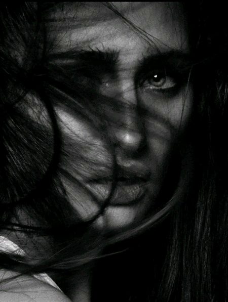 ان کی نگری میں معافی نہیں کسی کو
یہ عمر نہیں دیکھتے بس اجاڑ دیتے ہیں🖤🔥