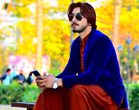 بتاؤ نا ! ہم لگتے تھے کیسے ؟
تُمہیں تو یاد ہے نا ہنسنا ہمارا😔
💔