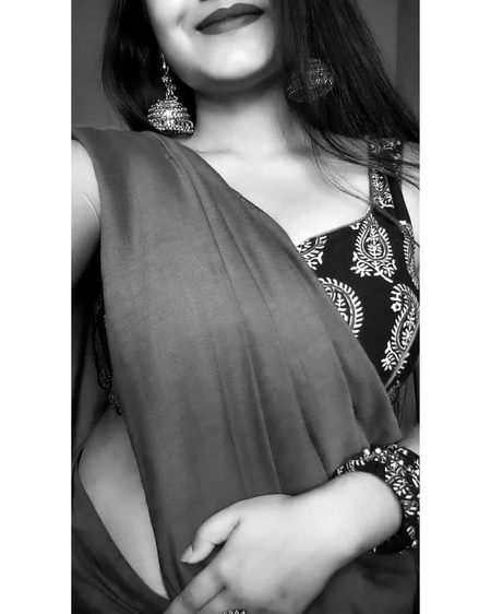 ❤✨❤وہ رنگ میں تھوڑی سانولی سی  ہے مگر 
❤✨❤حسین لوگوں کو چُبھتی ہے خنجر کی طرح
🙈