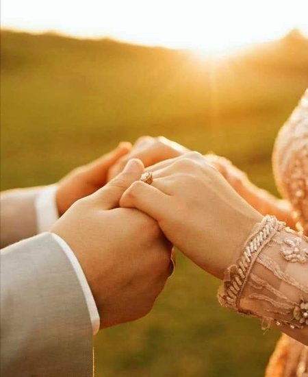 آئی مس یو۔۔۔!! 
یہ الفاظ ہم کسی ایسے انسان کو ایسے وقت میں کہتے جب ہمیں سب سے ذیادہ اور شدت  سے اس کی یاد ستا رہی ہوتی ہے 
کسی مشکل میں بہت اپنے کو جو ایسے مشکل وقت میں ہمیں اپنے ہونے کا احساس دلا سکے ' امید دلاتے الفاظ کا سہارا دیں سکیں۔۔۔۔
کسی ایسے دوست کو جو اپنا کندھا میسر کرے کہ ہم اپنے دل کا بوجھ ہلکا کر سکیں۔۔۔۔
میں دن میں ناجانے کتنی بار شدت  سے کہتی ہوں " آئی مس یو
تم 
میرے پاس ہوتے ہو
تو بھی میں تمہیں 
" مس یو "
کہتی ہوں 
اس کا مطلب یہ ہے کہ
میں تمہیں کھونے سے ڈرتی ہوں 
مجھے چھوڑ کر کہیں مت جانا ۔