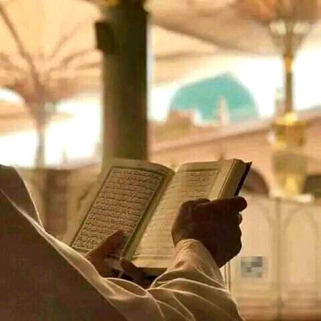 چار هزار ڪتاب پڙهيم ان ما چار جملا پسند ڪيم :
1. الله تعالیٰ جي عبادت ڪرين ته ڪر، نه ته ان جو رزق نه کاءُ..
2. جنهن کان الله تعالیٰ روڪيو آهي ان کان پاسو ڪر نه ته ان جي ملڪ مان نڪري وڃ..
3. جيڪي ازلي قسمت مان تو کي پهچي ان تي صبر ڪر، نه ته ٻيو الله تلاش ڪر جيڪو تو کي روزي وڌائي ڏي..
4. گناھ جو خيال ڪرين ته اهڙي جاء تلاش ڪر جتي تو کي الله تعالیٰ نه ڏسي نه ته گناھ نه ڪر..
