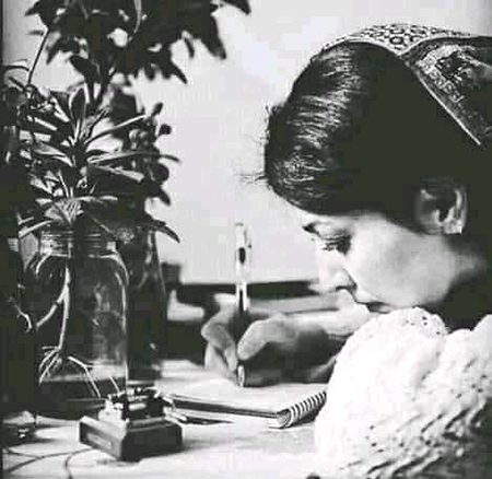 سپرد خاک میرا ایک ایک خط نہ کرے۔
وہ بد گمانیوں میں غلط فیصلہ نہ کرے۔
سلجھ بھی سکتا ھے جگھڑا أس سے کہو۔۔
وہ جدائی کے کسی کاغذ پر ابھی دستخط نہ کرے
