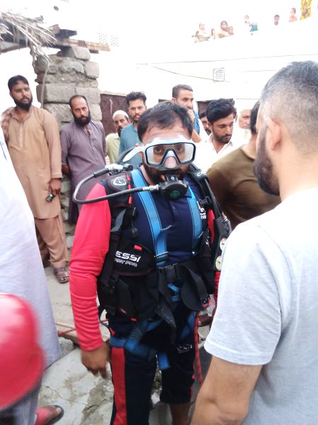 Attock ma hadiysa hua aik chota bcha bore well mai gir gya usko bchany kyliye uska baba aur cahchu ny b chalng di 3no ki death hoge ap sb logo sy request hai k dua krn Allah pak unk gr walo ko SBR dain aur unhen jannat ma jaga ameeen😢😢😢