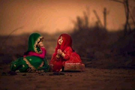 بیٹیاں کب بڑی ہو جاتی ہیں 
پٹا ہی نہیں چلتا۔۔۔
جگنو