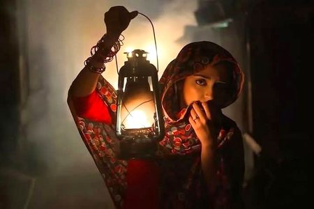 بہت کوشش کرتا ہوں کہ اندھیرے ختم ہوں مگر کہیں جگنو نہیں ملتا کہیں چاند آدھا ہے ......!!!