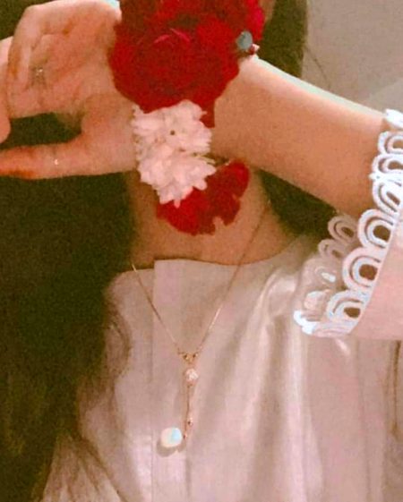 پھول گجرے سات نسلوں تک 
اسکے جیسی کلائی ڈھونڈیں گے۔ ❤