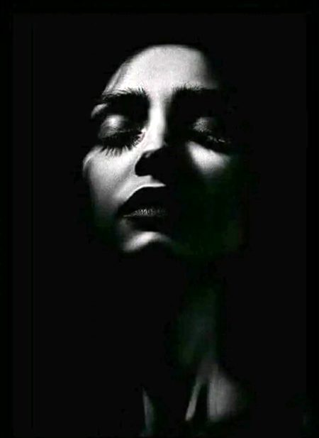 دِل کو چُھو جاتی ہے یُوں رات کی آواز کبھی..
چونک اُٹھتا ہوں کہِیں تُو نے پُکارا ہی نہ ہو💔Unzii🥀