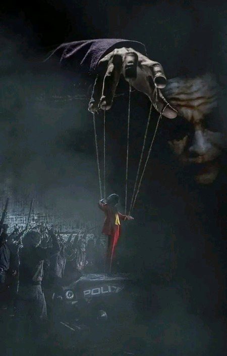 اب گناہ و ثواب بِکتے ہیں
مان لیجے جناب بِکتے ہیں...
میری آنکھوں سے آ کے لیجاؤ
ان دکانوں پہ خواب بِکتے ہیں..
دِل کی باتیں جُھوٹی ہیں
دِل بھی خانہ خراب بِکتے ہیں..🖤🔥