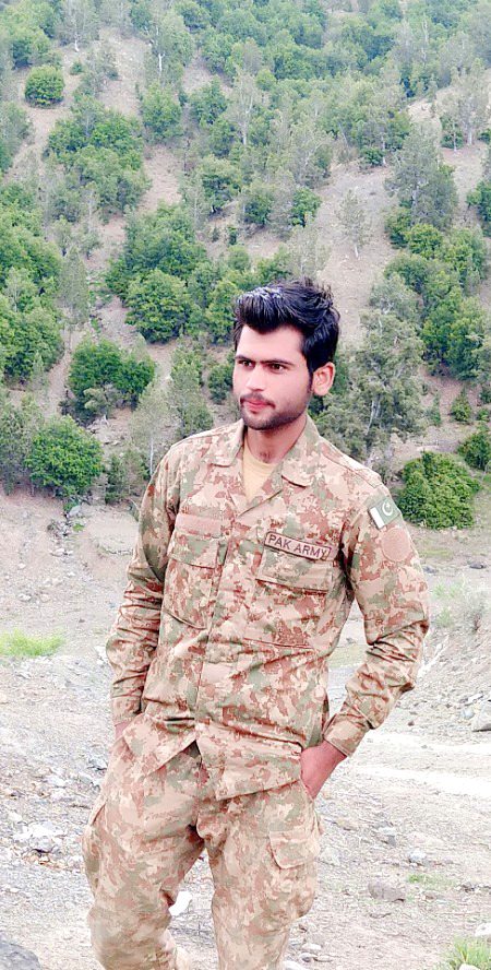 تھپڑ سے ڈر نہیں لگتا  صاحب.
لڑکی کی آئی ڈی  میں چھپے حاجی غفور سے لگتا