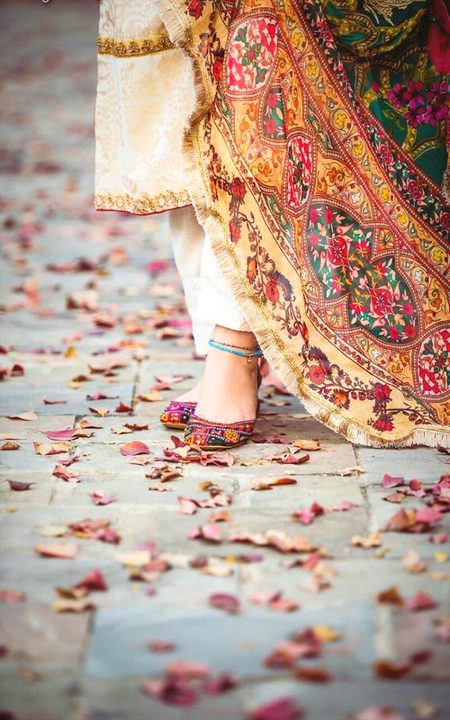 بلاوا
میں نے ساری عمر
کسی مندر میں قدم نہیں رکھا
لیکن جب سے
تیری دعا میں
میرا نام شریک ہوا ہے
تیرے ہونٹوں کی جنبش پر
میرے اندر کی داسی کے اجلے تن میں
گھنٹیاں بجتی رہتی ہیں🔥🔥🔥