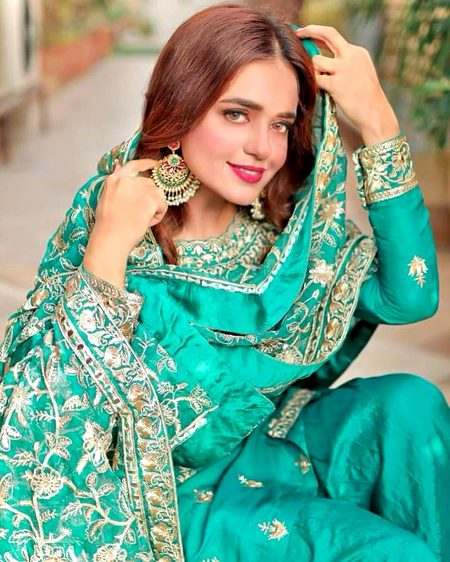 غم بیاں کرنے کے اظہار ہزاروں ہیں مگر.
قہقہہ سب سے حسیں طرز مجھے لگتا ھے🔥 Mahii 💔