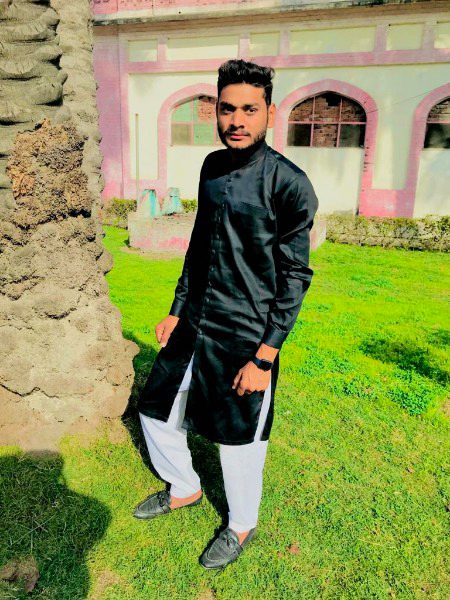 زندگی یوں ___ تیری چاہت کے نام کردی
جیسے گھنے درختوں کے نیچے شام کردی
لوٹ جاتے ہیں پرندے بھی شام ہوتے ہی
ھم نے تو ہر شام _____ تیرے نام کردی