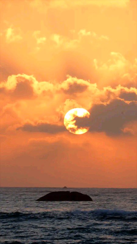 اک چاند نکلتا تھا کبھی شام سے پہلے۔۔۔۔🙂🖤