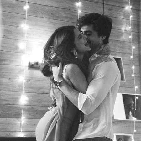 قدموں میں لانے والوں سے کہہ دو
محبوب آغوش میں جچتا ہے🥰JanM💞