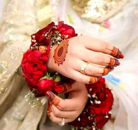 محبتوں کے عادی لوگ....
سخت لہجوں سے ہی بکھر جاتے ہیں...🫠👀💯
