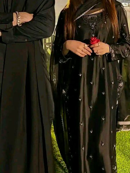 میں سیاہ رنگ سے ترک تعلق کر دوں
مجھے اس سے گہرا رنگ لا دے کوئی ...🍁🖤