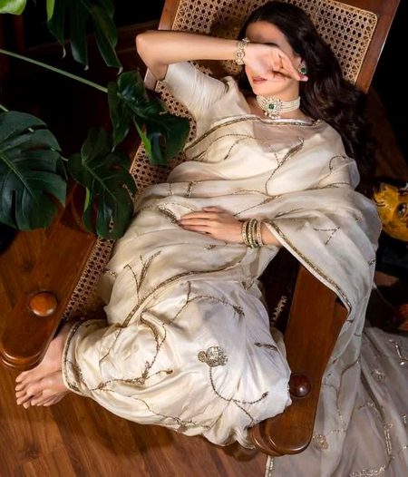 کچھ تو کریں کہ دل یہ کہیں اور جا لگے.
کچھ دیر کے لئے سہی آنکھوں کو چین ہو💔Unzii🥀