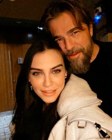 Engin Altan Düzyatan and Neslişah Düzyatan celebrating Valentine's day ❤️👩❤️👨❣️✨💝🥺
