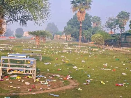 ساری عمر گزر گئی. ..
کبھی مروت. ..
کبھی محبت. ..
کبھی یہا
کبھی وہاں. ..
محبتوں کے سکے. ..
لٹائے چلے گئے. ..
جس کا بھی درد ملا. ..
اٹھائے چلے گئے. ..
جس نے پلٹ کر بھی نہیں پوچھا. ..
اس سے بھی تعلق نبھائے چلے گئے. ..
اس رستہ پہ چلتے چلتے. ..
یونہی زرا سا شوق ہوا تھا. ..
دیکھوں تو. ..
ساری عمر لٹا کر. ..
میرے حصے کیا آیا ہے. ..
میرے حصے میں بھی. ..
کیا کوئی ایک شخص بھی آیا ہے. .؟
خود کو پائی پائی کر کے. ..
کیا کوئی ایک شخص کمایا ہے. ..؟
یا. ...
خالی ہاتھوں کے حصے میں. ..
خالی ہاتھ ہی آیا ہے. ..؟
ایک گہری خاموشی تھی. ..
دل سے صرف ایک صدا آئی. ..
جس کے حصے میں کچھ نہیں ہوتا. ..
اس کے حصے میں رب آیا ہے. ..
یہ جو رب ہے ناں. ..
وہی سب ہے ناں. ..
جہاں سایہ بھی ساتھ چھوڑ دیتا ہے. ..
وہ وہیں سے پهر تعلق جوڑ دیتا