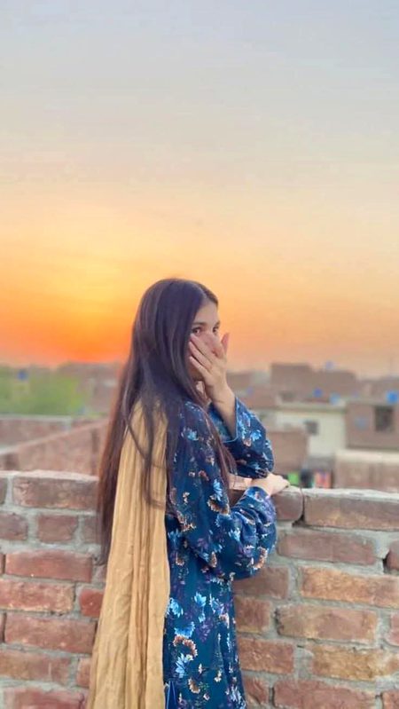 وقت سے پہلے حادثوں سے لڑی ہوں ۔۔۔!! 🍁
میں اپنی عمر سے کئ سال بڑی ہوں ۔۔۔!! 🖤😞