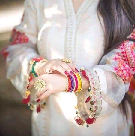 انسان چاہہتا ہے کہ وہ چاہا جائے 
لیکن صرف اپنے من چاہے انسان کے ہاتھوں🔥 Mahii 💔