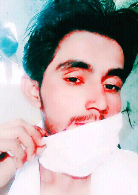 ہنستے ہونٹوں سے بھی جٙھڑتے ہیں فٙسانے  غم کے۔
خُشک آنکھوں میں بھی ہوتی ھے جھڑی ساون کی۔