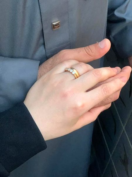 ہر مرد بھیڑیا نہیں ہوتا،
کچھ مرد چھاؤں کی طرح ہوتے ہیں،
جو تھکن اتار دیتے ہیں، سکھ دے جاتے ہیں،
جو دل کو سکون دیتے ہیں۔
عورت کو صرف جسم سمجھنے والے لوگ
جاہل ہوتے ہیں،
عقلمند لوگ اُسے روح، دعا، اور عبادت مانتے ہیں۔
محبت میں اگر حفاظت ہو،
تو رشتہ جنت بن جاتا ہے،
محبت میں اگر عزت ہو،
تو رشتہ روح کا سکون بن جاتا ہے،
ورنہ ہر لمس، زخم چھوڑ جاتا ہے۔
عورت اگر پھول ہے،
تو مرد اُس کا باغبان ہے،
نہ کہ وہ آندھی جو اُس کے وجود کو روند ڈالے،
عزت دو، تاکہ عشق خود بخود چمکنے لگے۔
عزت کے بغیر محبت کا کوئی وجود نہیں۔ 
🙂❤️
🌹🌹ڈاکٹر ارمان ملک🌹🌹